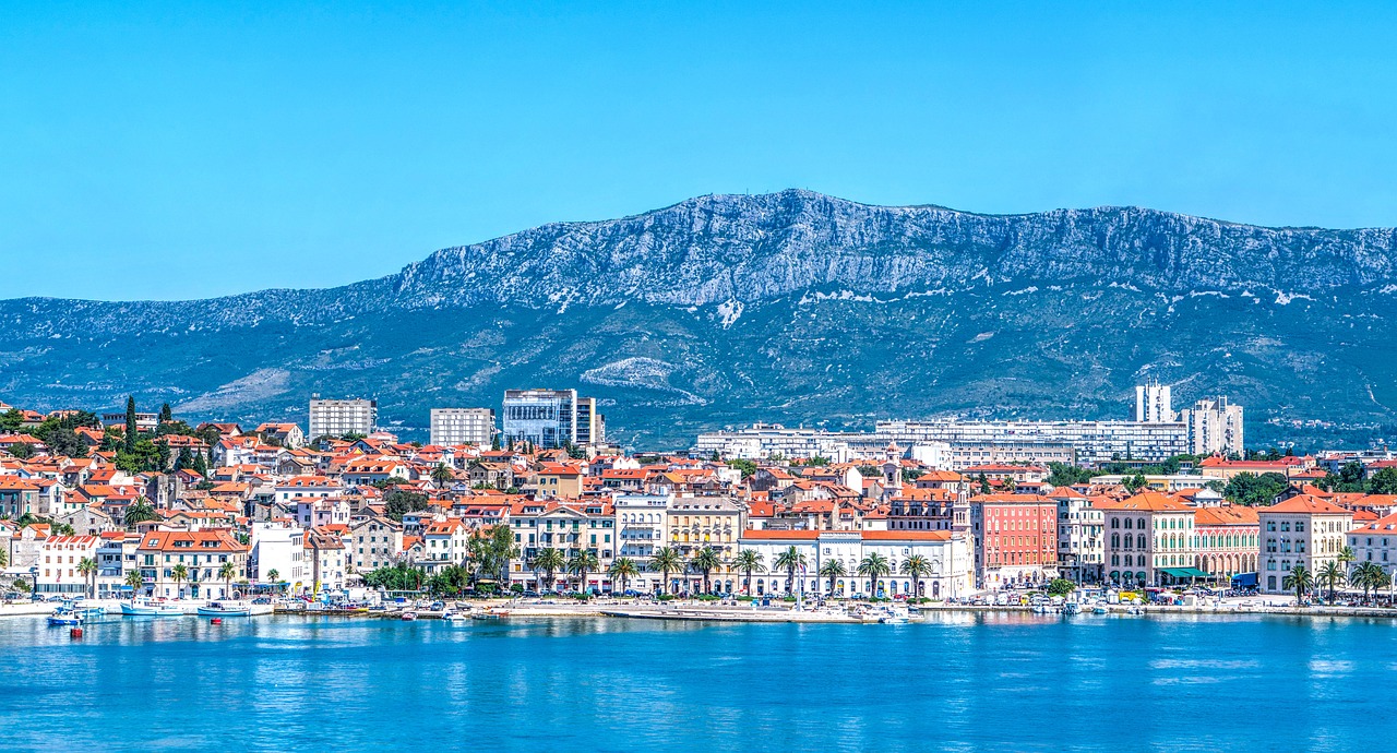 Die Uferpromenade in Split vom Meer aus gesehen